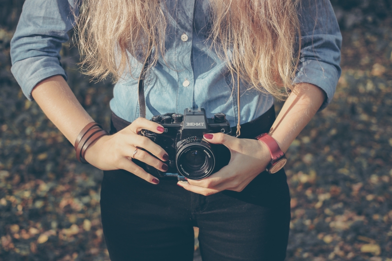 photographe-ESPARRON-min_hand-person-girl-woman-camera-photography-614-pxhere.com